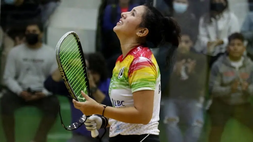 Angélica Barrios festeja tras su consagración como campeona panamericana de raquetbol en Santa Cruz. APG