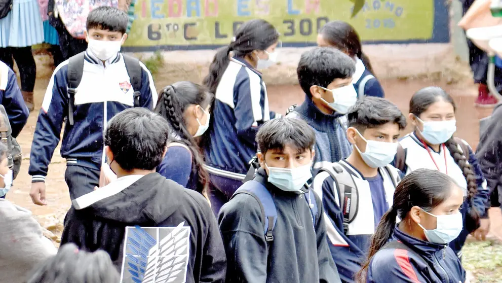 Estudiantes acuden a clases presenciales protegidos con barbijos. Dico sol&iacute;s