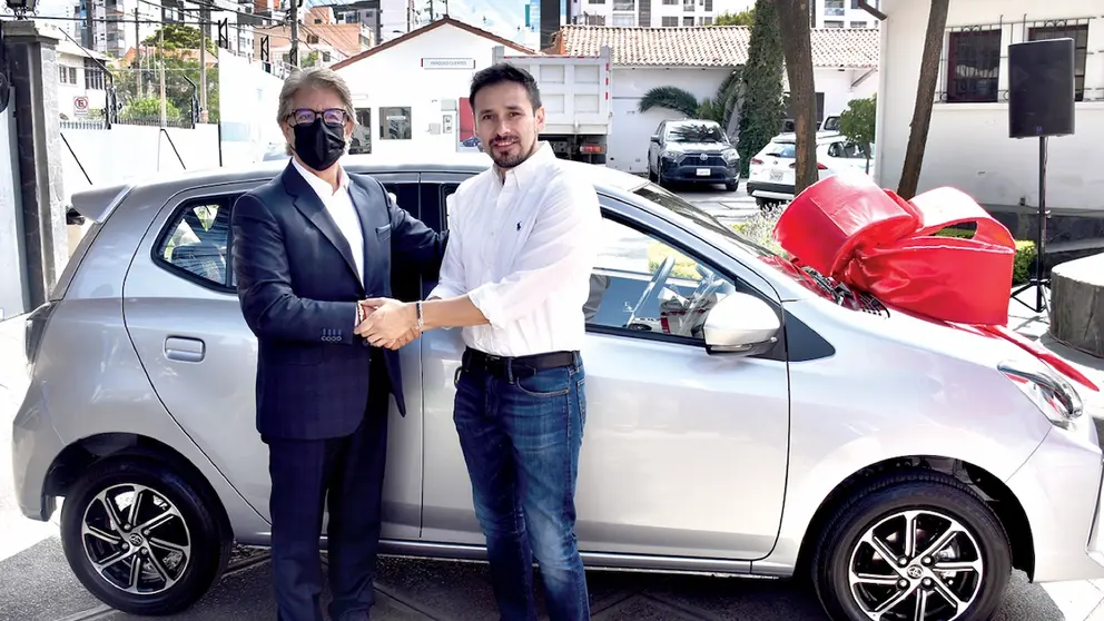 Tomas Porro y Eddy M&eacute;ndez con el auto que sortear&aacute;n a fin de a&ntilde;o. 	        DICO SOL&Iacute;S