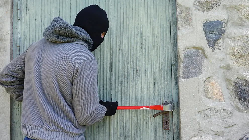 Foto ilustrativa de un ladr&oacute;n ingresando a una casa./ Foto: Pixabay