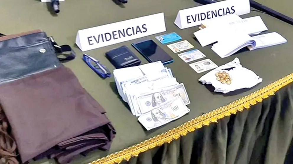 Policía expone los elementos que usaba un hombre, de nacionalidad peruana, que estafaba con el cuento de las &ldquo;pepitas de oro&rdquo;.      RADIO KANCHA PARLASPA