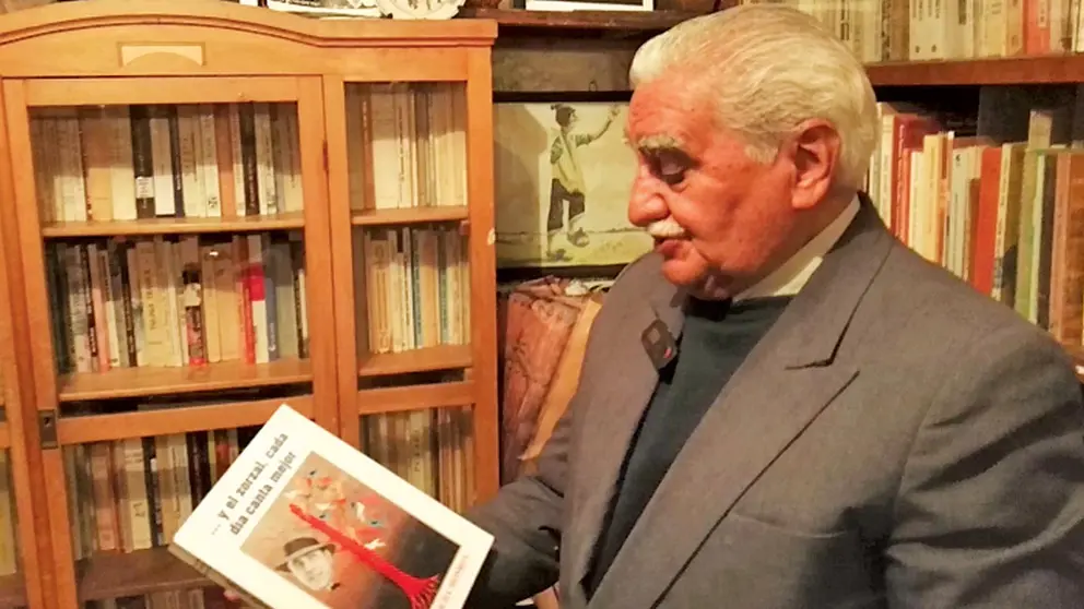 Enrique Rocha Monroy con una de sus obras literarias.     BRÚJULA DIGITAL