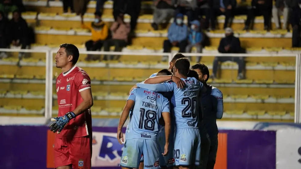 Bol&iacute;var celebra una de las seis conquistas de la goleada sobre Blooming por el torneo Apertura de la Divisi&oacute;n Profesional. APG