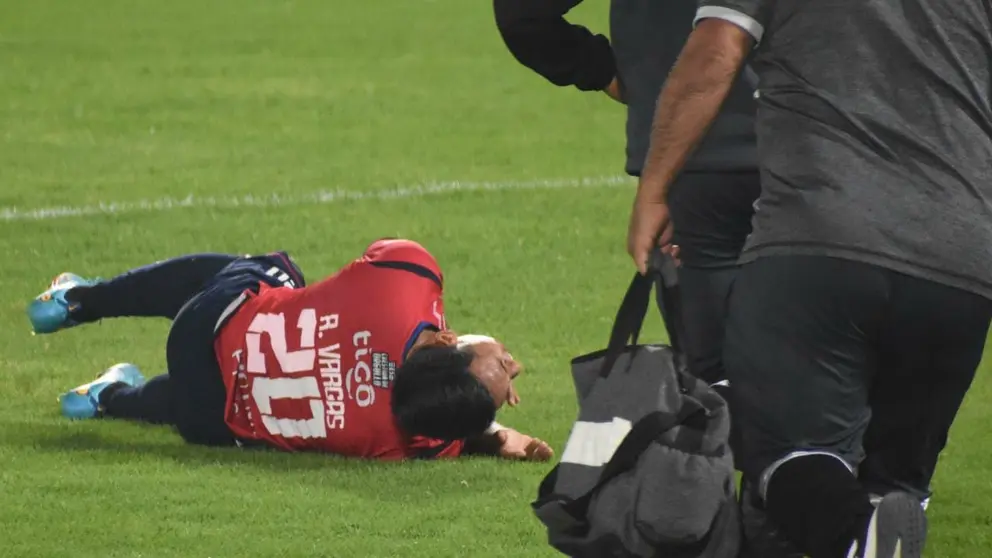 Momento en que Rodrigo Vargas tuvo que ser atendido por el cuerpo médico de Wilstermann para luego salir del campo de juego durante el 2-2 ante Royal Pari. DICO SOLÍS