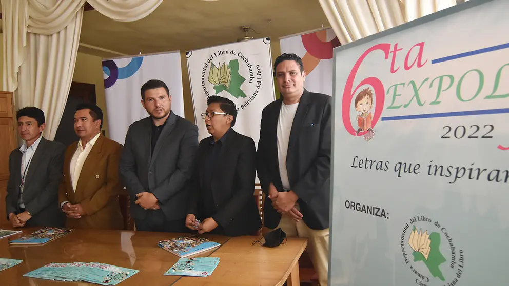 Organizadores de la Expolibro y autoridades de la Alcald&iacute;a de Cochabamba.     NO&Eacute; PORTUGAL