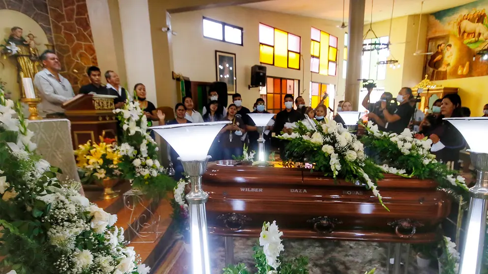 Velan el cuerpo del fray Wilberth Daza, asesinado el s&aacute;bado en una iglesia de San Francisco de Santa Cruz.      APG