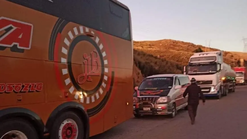 Veh&iacute;culos varados, a la altura de Sayari, ruta Cochabamba-Oruro. GENTILEZA FRECUENCIA POLICIAL