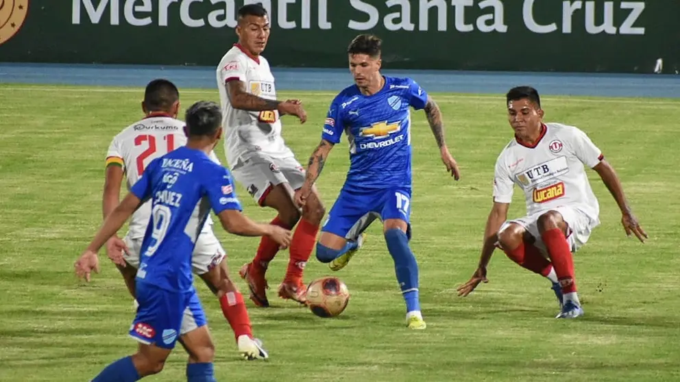 Patricio Rodríguez (c) traslada el balón durante la goleada 1-4 de Bolívar a Universitario de Vinto, en el estadio Félix Capriles. DICO SOLÍS