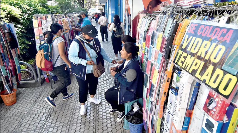 Comerciantes en el sector del Correo, en el centro de la ciudad, este mi&eacute;rcoles.         NO&Eacute; PORTUGAL