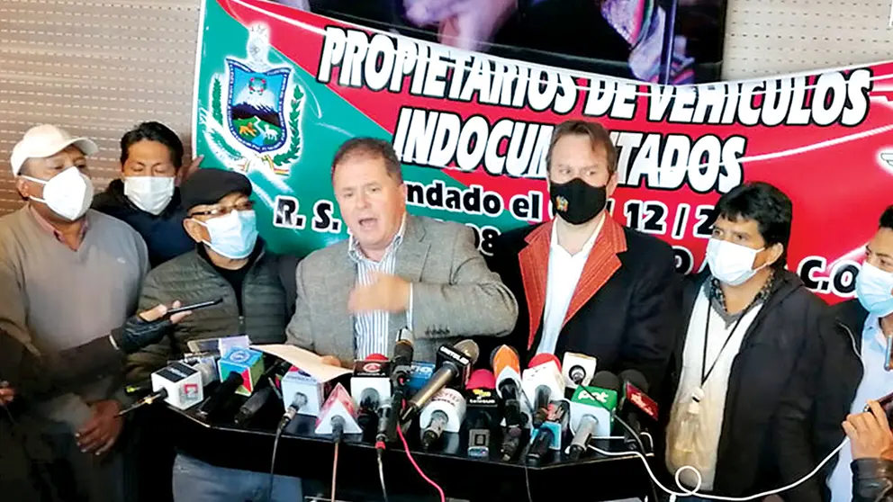 El diputado de CC Miguel Roca (c) junto a representantes de propietarios de autos indocumentados.           apg