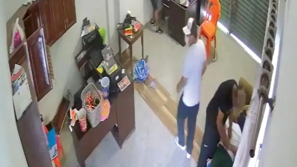 Captura de pantalla de una c&aacute;mara que capt&oacute; el atraco en Santa Cruz. 	          CORTES&Iacute;A