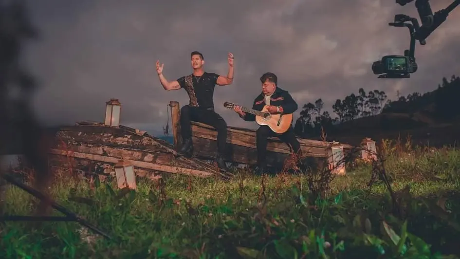 Edwin Castellanos (d), en el videoclip de "Son tantas noches" con Ch'ila Jatun. CH'ILA JATUN