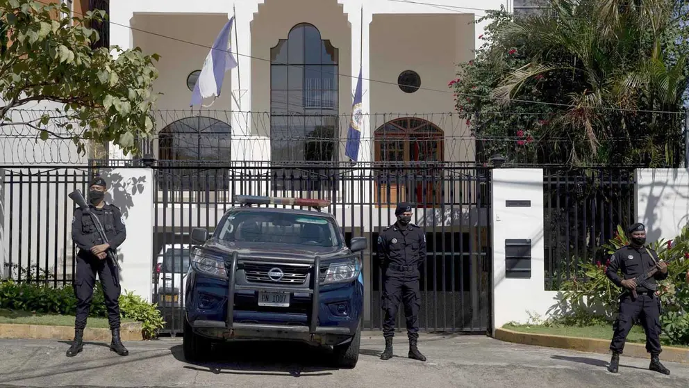 Agentes de la policía nacional resguardan las oficinas de la Organización de Estados Americanos (OEA), hoy, en Managua (Nicaragua). EFE