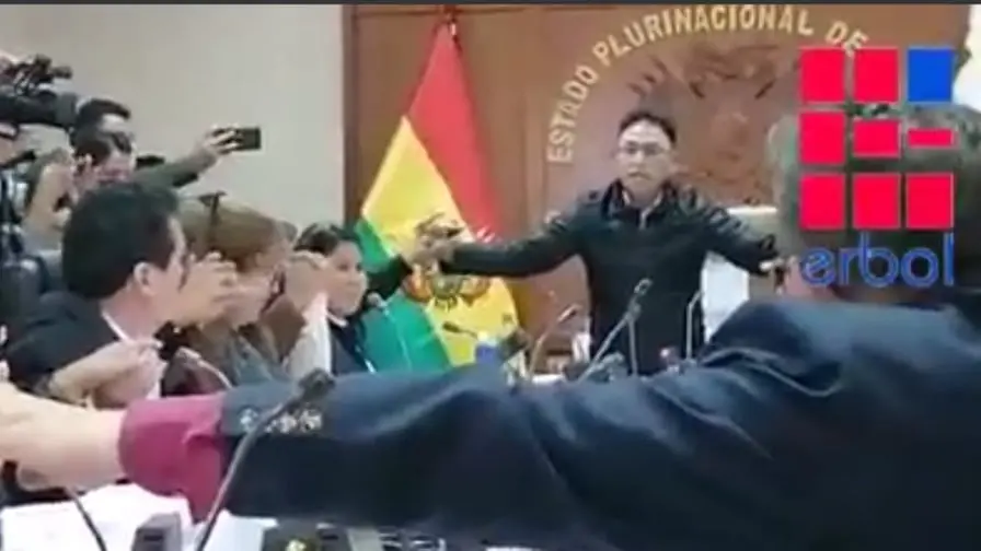 Santiago Condori (c) pide a todos que se tomen de las manos. CAPTURA DE VIDEO