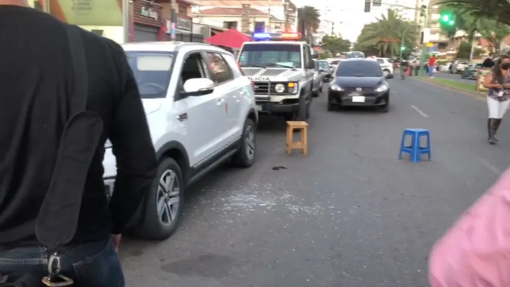 El veh&iacute;culo blanco, cuyo conductor recibi&oacute; varios disparos en la avenida America.