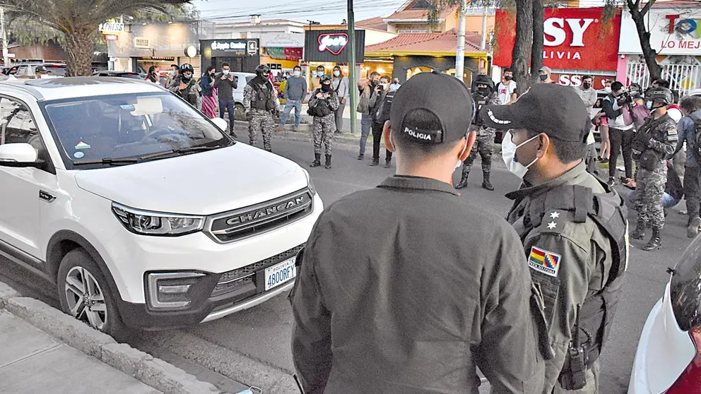 El auto del hombre, de nacionalidad chilena, que fue baleado en la avenida América, Cochabamba. NOÉ PORTUGAL