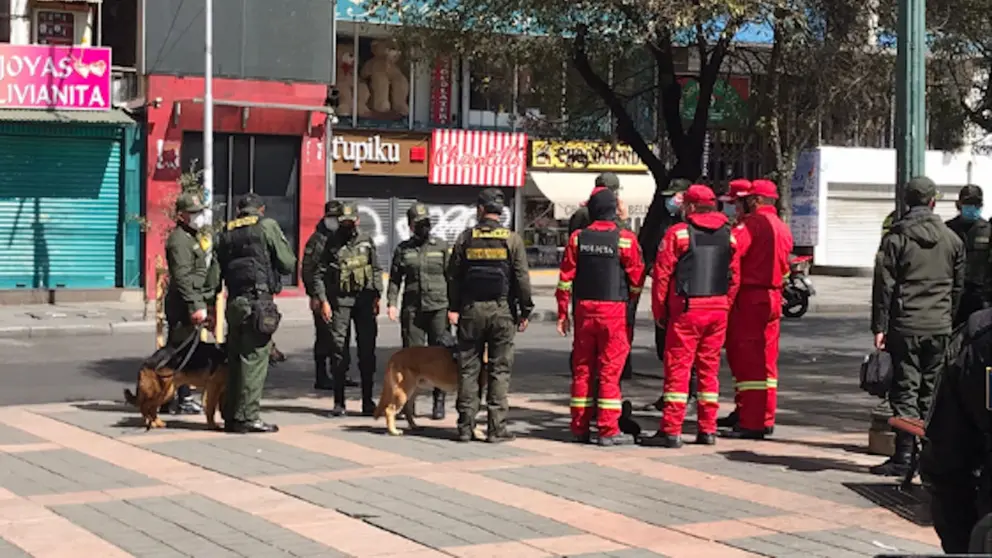 Una imagen del trabajo desplegado por bomberos y policías en la Caja Nacional de Salud (CNS) de La Paz. Urgente.bo