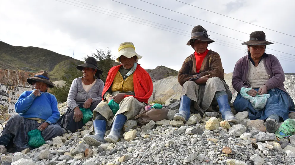 Las mujeres palliris en medio de las rocas donde buscan restos del mineral