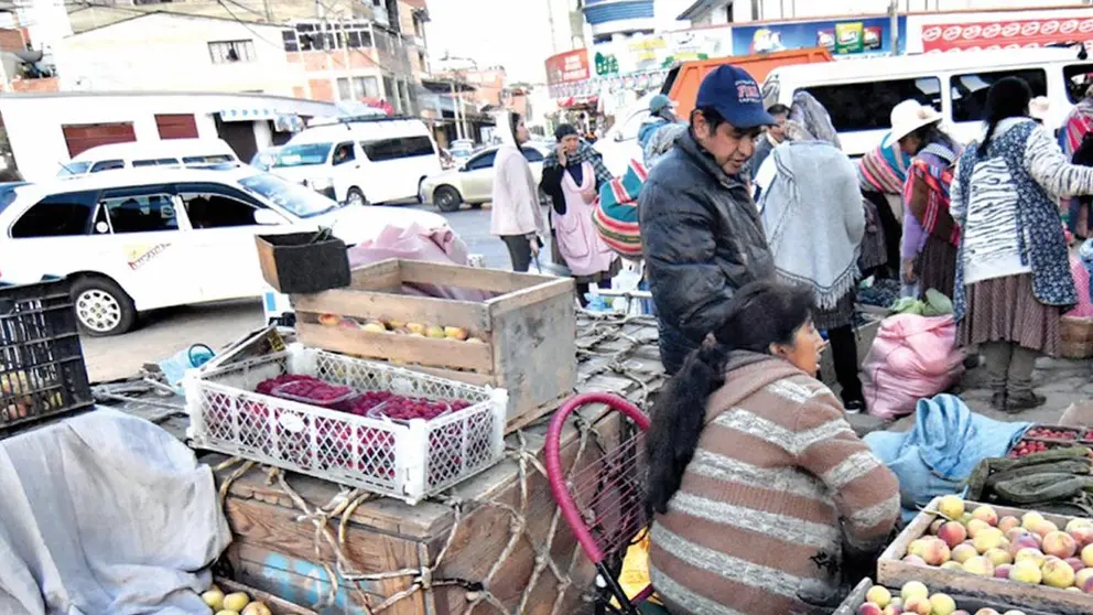 La ciudadanía acude a los mercados de Cochabamba para comprar sus alimentos. NOÉ PORTUGAL