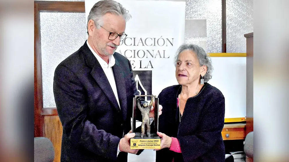 Pedro Rivero entrega estatuilla a Amparo Carvajal.  ANP
