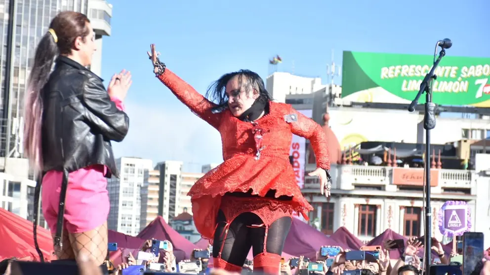 La activista y l&iacute;der de Mujeres Creando, Mar&iacute;a Galindo, baila durante la grabaci&oacute;n del videoclip "digipi diripi" en la plaza San Francisco, en La Paz. APG