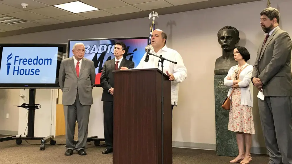 Fotografía de archivo en la que se registró a directivos para América Latina de la ONG Freedom House, en Miami. EFE