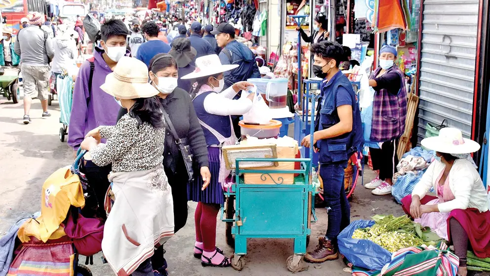 Comerciantes ambulantes instalados cerca de un mercado de Cochabamba. DICO SOLÍS