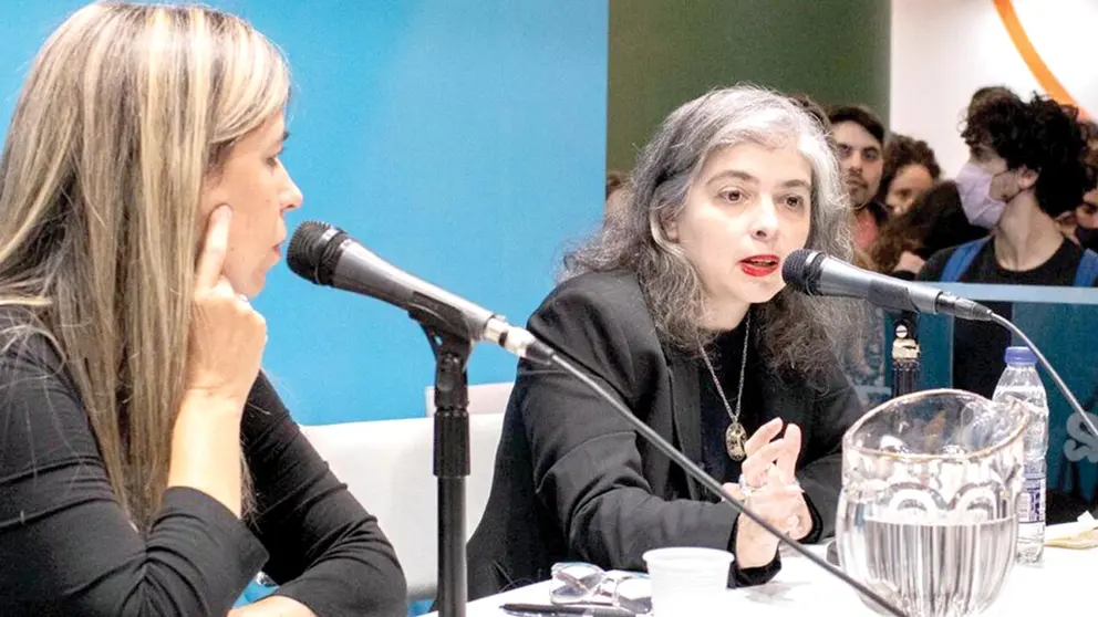 La escritora argentina Mariana Enriquez (d).       SOL AVENA