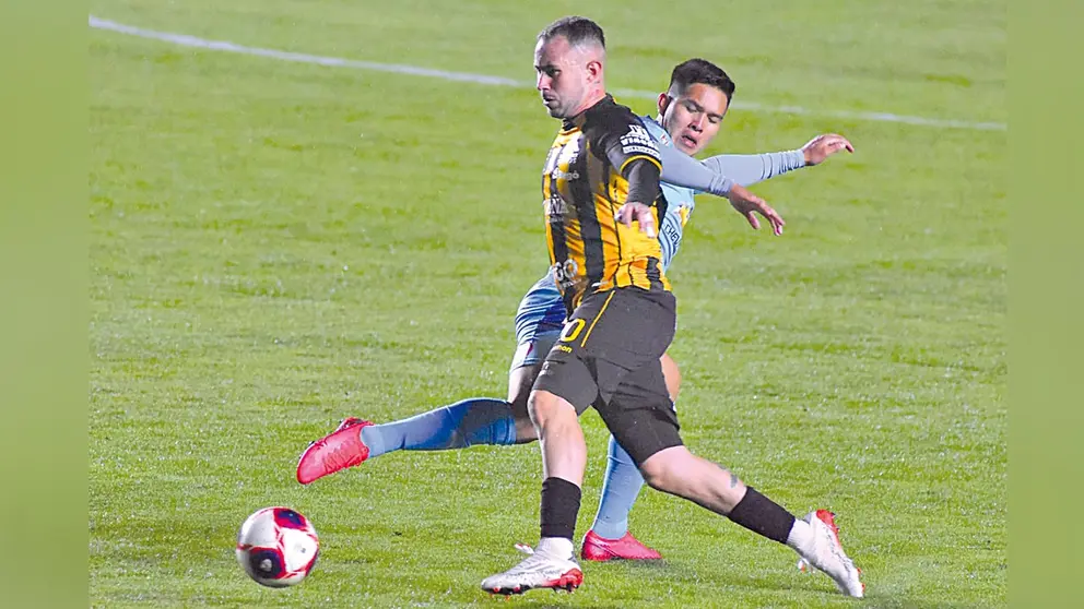 Una acción de clásico paceño, en la ida.      APG