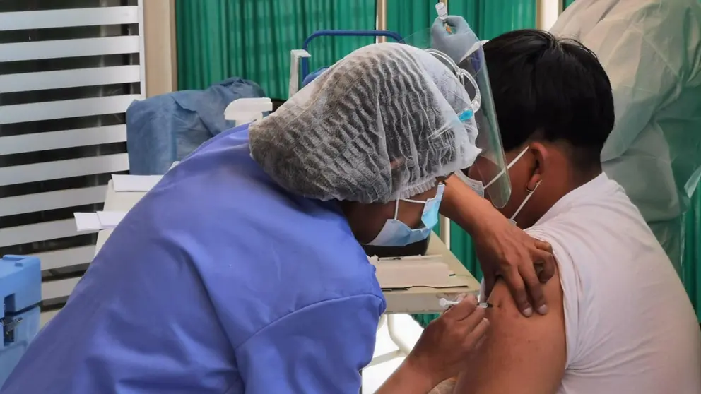 Un joven recibe dosis contra la COVID-19. OPINIÓN 