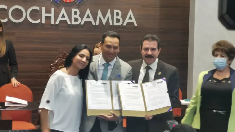 El alcalde (d) junto a representantes de Rocha Pereira Odontolog&iacute;a. MELISSA REVOLLO