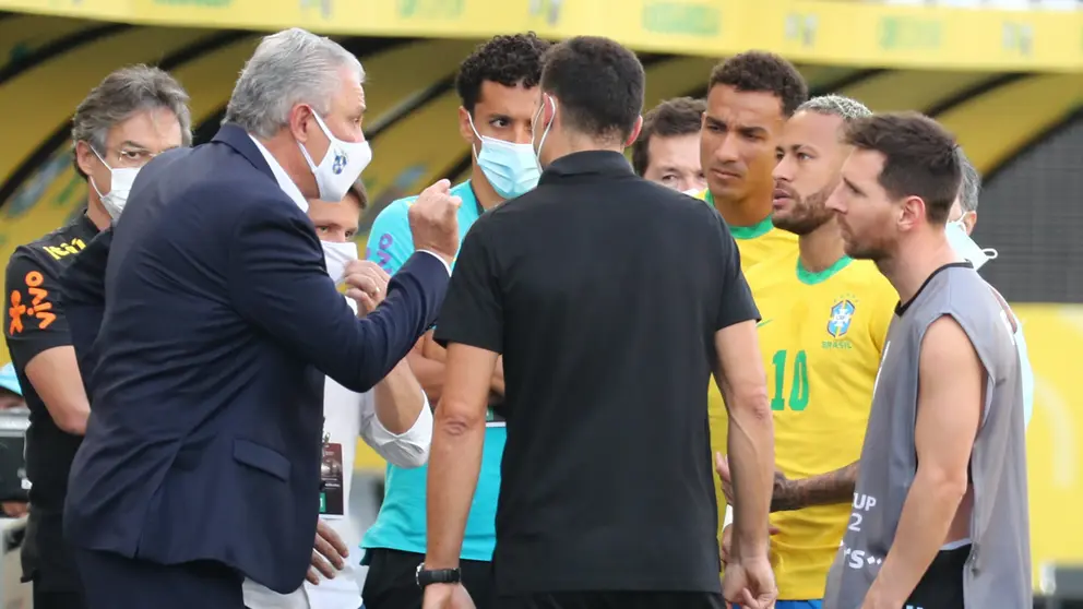 Protagonistas de Brasil y Argentina dialogan durante el partido suspendido de septiembre de 2021 por las eliminatorias a Catar 2022. EFE