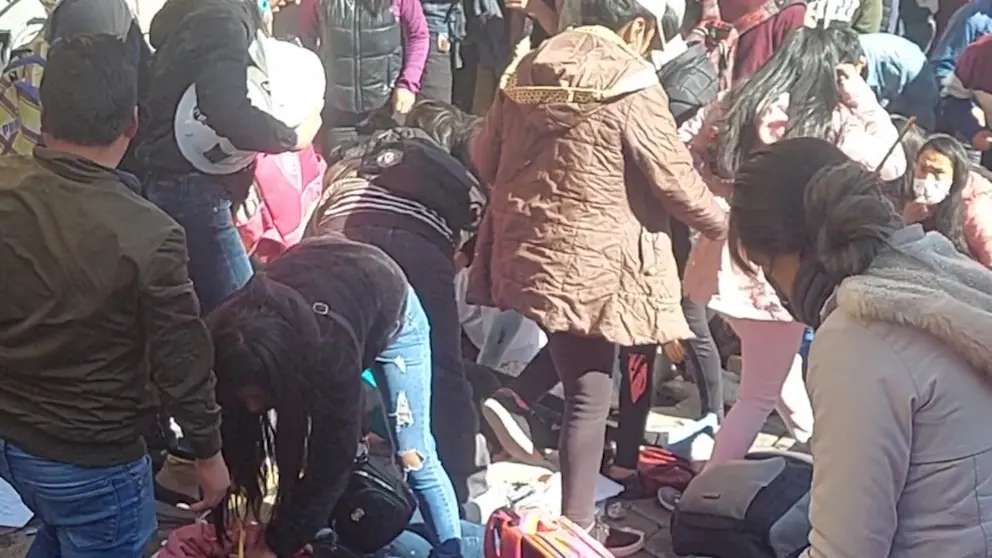 Varias personas asisten a los estudiantes heridos en Potos&iacute;.