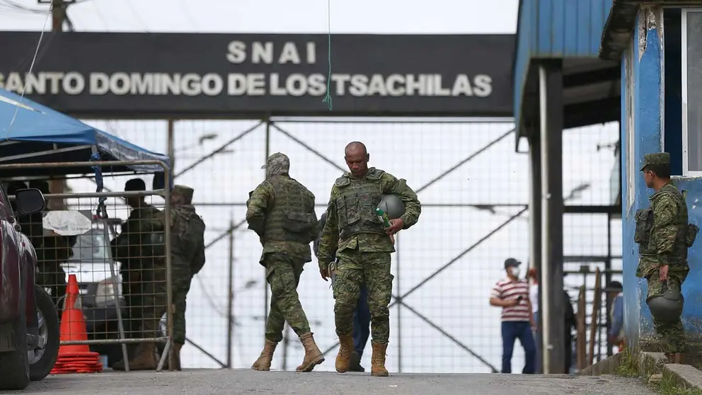 Soldados custodian la penitenciaría de Bellavista en la norteña ciudad ecuatoriana de Santo Domingo después de que una pelea masiva en la prisión dejó 43 reclusos muertos. EFE