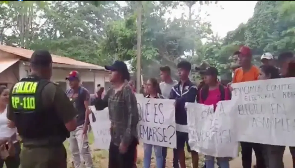 Estudiantes protestan en la elecci&oacute;n de la Federaci&oacute;n Universitaria Local de la Universidad Aut&oacute;noma Jos&eacute; Ballivi&aacute;n (UABJB), en Riberalta, Beni. RRSS