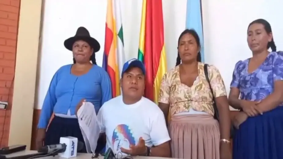 El senador Leonardo Loza, en conferencia de prensa.