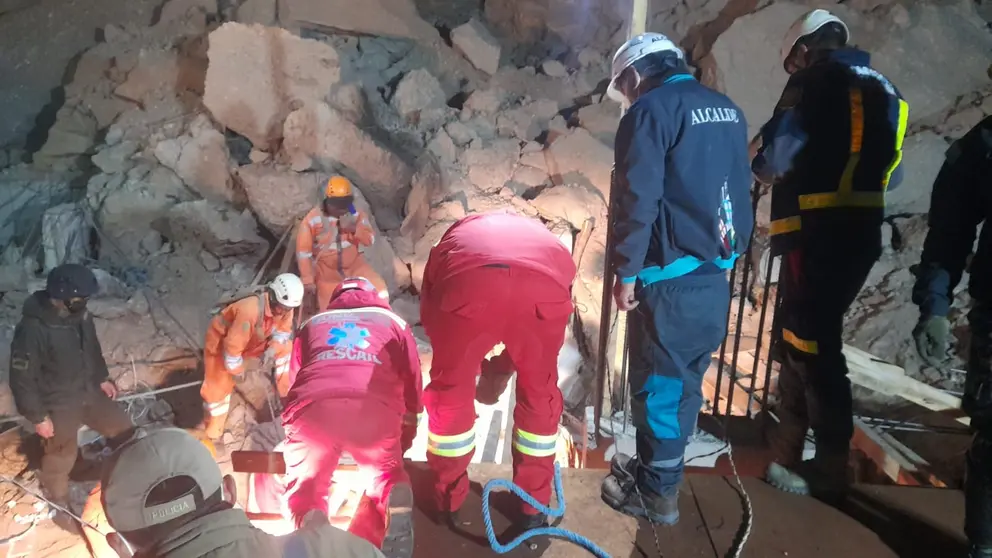 El operativo para rescatar los cuerpos de dos hombres que quedaron sepultados en La Paz. GAMLP