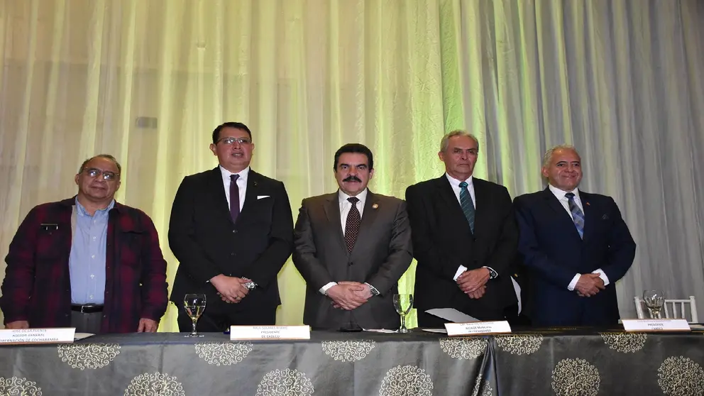 Jos&eacute; de la Fuente, Ra&uacute;l Solares, Manfred Reyes Villa, Luis Bustillos y Luis Laredo, durante la posesi&oacute;n del directorio de la C&aacute;mara de Construcci&oacute;n. NO&Eacute; PORTUGAL
