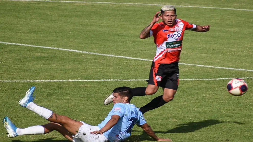 Una jugada del partido en que Aurora perdi&oacute; (2-3) frente a Nacional Potos&iacute; en Cochabamba. DICO SOL&Iacute;S