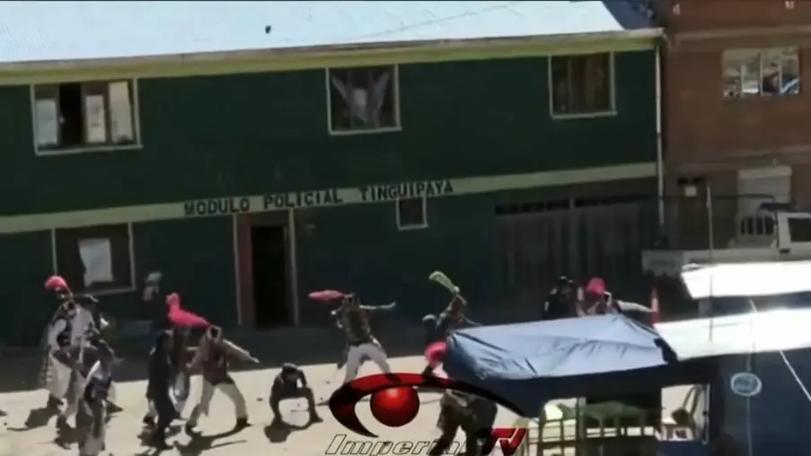 Momento tenso en el que se enfrentaron comunarios de Tinguipaya, en Potos&iacute;, tras el aniversario de un colegio. SOY POTOSINO