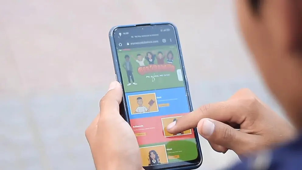 Imagen ilustrativa de una persona buscando información en el celular. CEMSE
