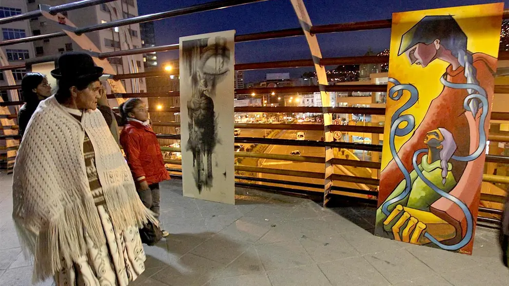 Fotograf&iacute;a de archivo en la que se registr&oacute; a una mujer aimara durante una de las versiones de la "Larga Noche de Museos&uml;, en La Paz. EFE