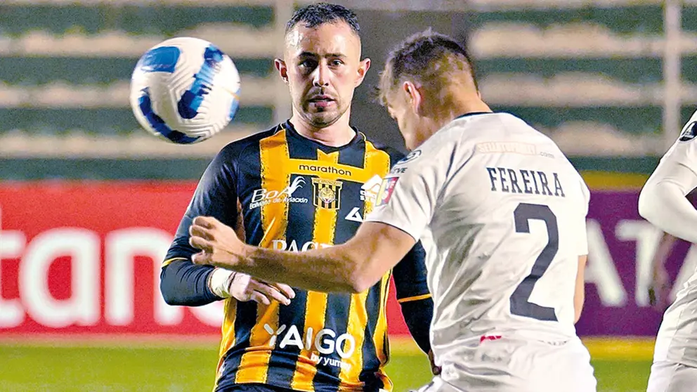 Una acción del partido anterior entre Caracas y The Strongest, en La Paz. APG