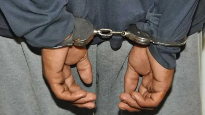 Imagen referencial de un hombre aprehendido tras cometer un feminicidio. FGE