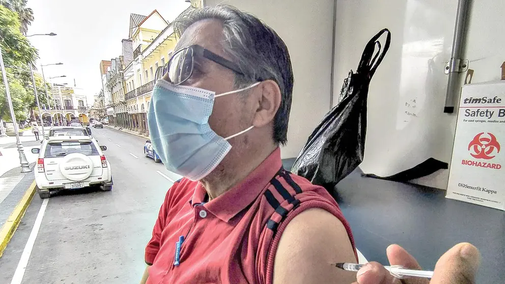 Una persona recibe una dosis de la vacuna anticovid. DICO SOLÍS