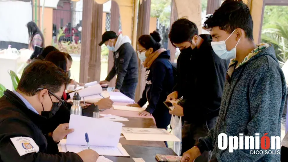 Los postulantes para la Guardia Municipal, este jueves en oficinas municipales. DICO SOLÍS