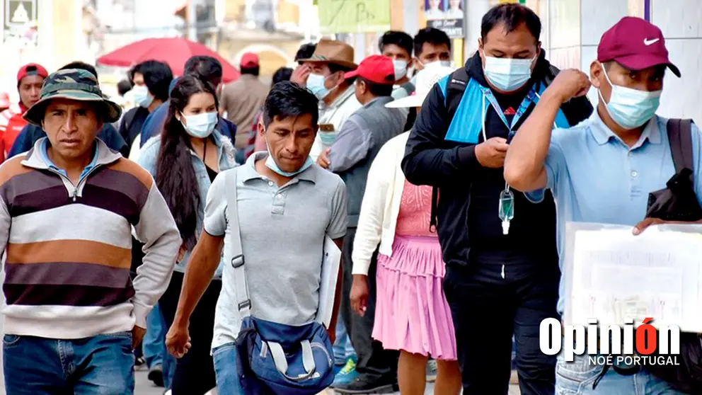 Un grupo de personas camina por una calle céntrica de Cochabamba. NO&Eacute; PORTUGAL