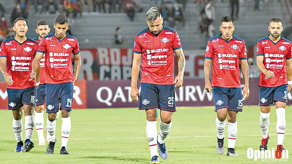 Los jugadores de Wilster dejan el terreno de juego tristes por una derrota.     NOÉ PORTUGAL