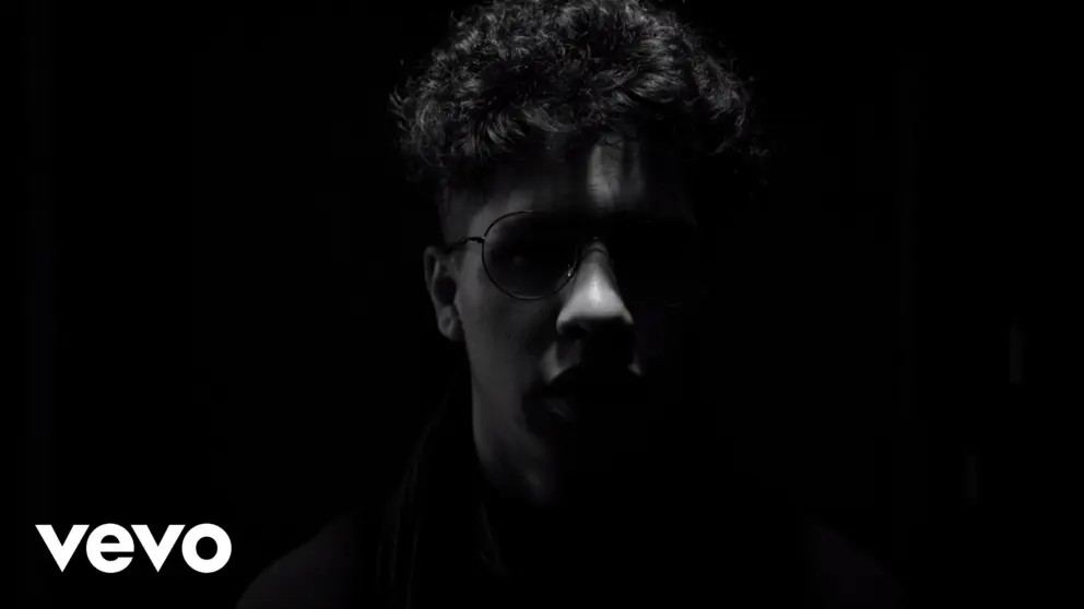 Lev&iacute; Gabriel en el videoclip de "Pensarte".              VEVO