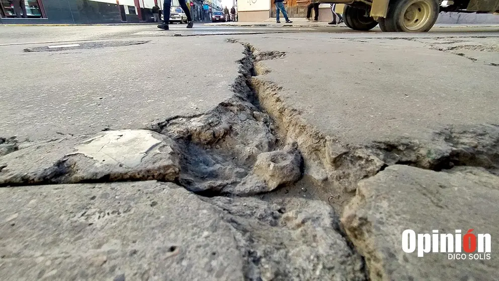 Rajaduras en la acera de la calle General Achá. DICO SOLÍS